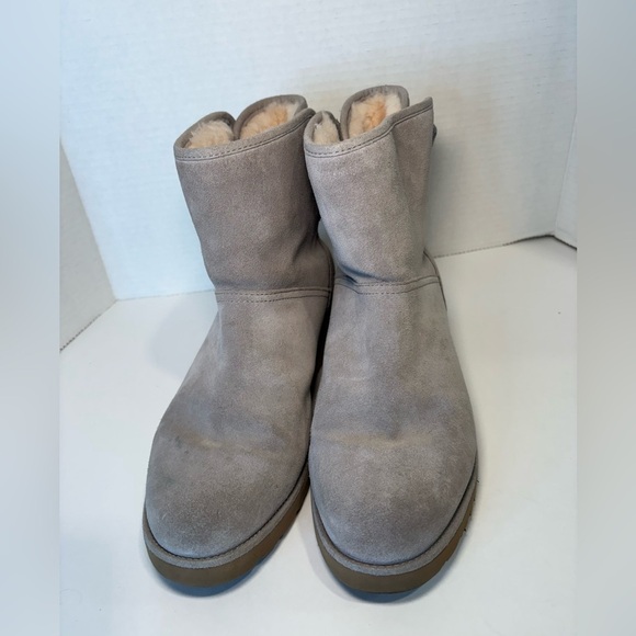 UGG CLASSIC MINI DREW SUNSHINE PERF SEAL BOW ANKLE BOOT - Picture 11 of 16